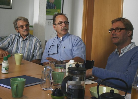 Adams (rechts) im Gespr&auml;ch mit Bernd Sachse und Dirk De Gooijer (Foto: privat)
