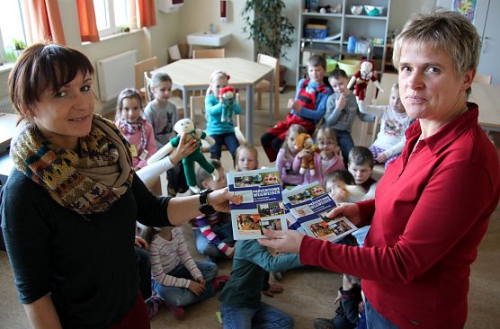 Wegweiser übergeben (Foto: J. Piper) Wegweiser übergeben (Foto: J. Piper)