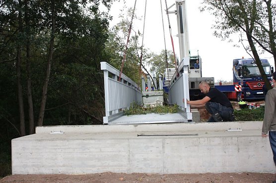 Am Freitag fertig: Die neue Br&uuml;cke in Hesserode (Foto: Hintze)