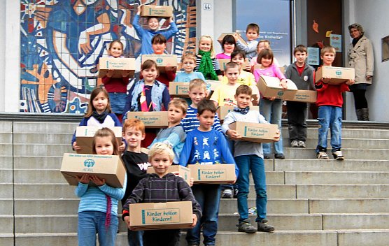 P&auml;ckchen &uuml;bergeben (Foto: privat)