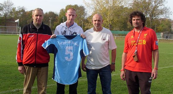 Trikot &uuml;bergeben (Foto: privat)