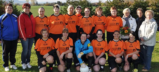 Die Trikots wurden von Ilona Witzenhausen &uuml;bergeben (Foto: privat)