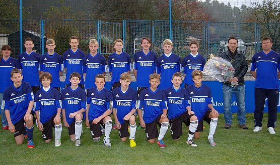 Wacker-Nachwuchs mit neuen Trikots (Foto: Wacker Nordhausen)