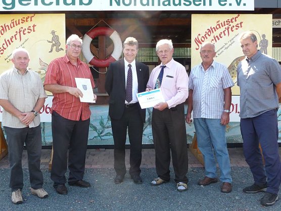 Bescheid übergeben (Foto: CDU) Bescheid übergeben (Foto: CDU)