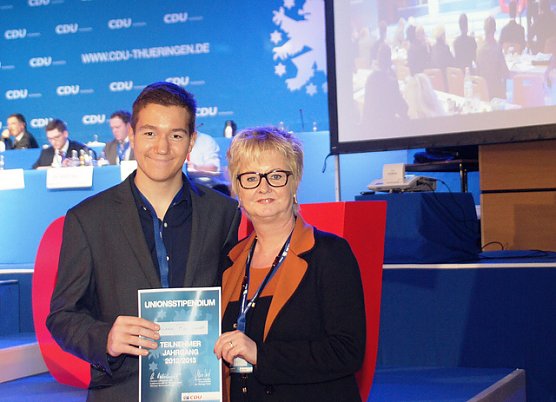 Stipendium &uuml;bergeben (Foto: CDU)