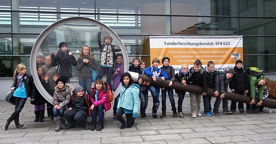 Diese Riesenlupe vor dem Hörsaal beeindruckte auch die 5-1 (Foto: H. Roeder) Diese Riesenlupe vor dem Hörsaal beeindruckte auch die 5-1 (Foto: H. Roeder)