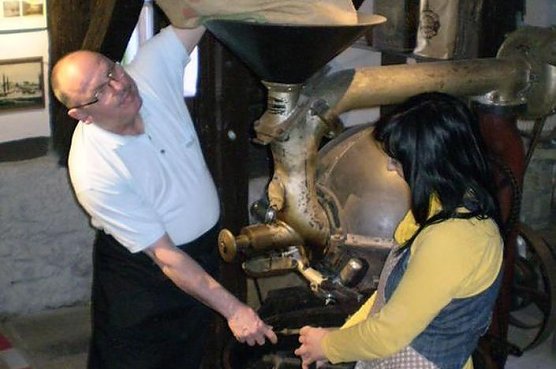 Beim R&ouml;sten zuschauen (Foto: J. Rennebach)