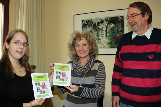 Eulenheft übergeben (Foto: J. Piper) Eulenheft übergeben (Foto: J. Piper)