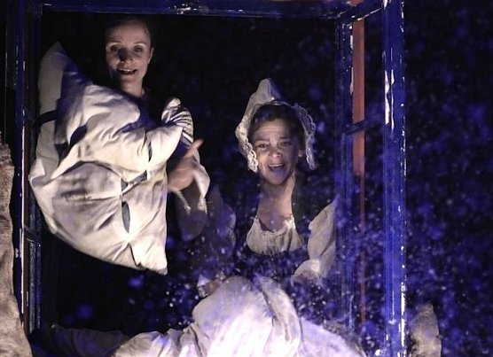 Frau Holle auf der Bühne (Foto: Elisabeth Rawald) Frau Holle auf der Bühne (Foto: Elisabeth Rawald)