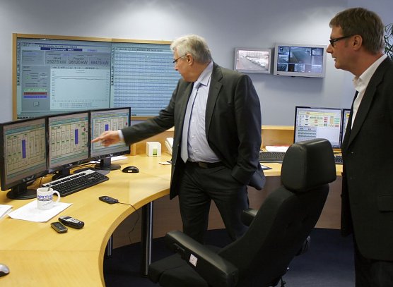 Adams (rechts) in der EVN-Netzleitstelle (Foto: privat) Adams (rechts) in der EVN-Netzleitstelle (Foto: privat)