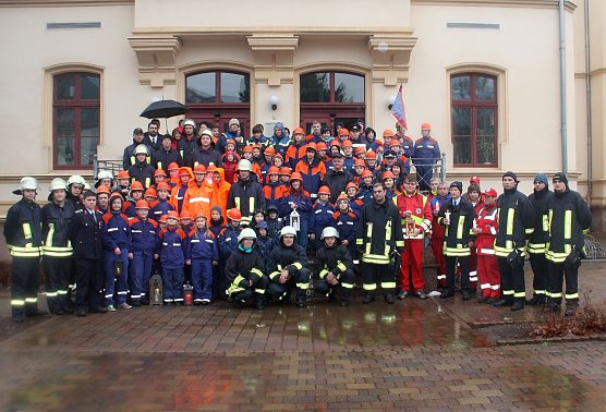Gruppenbild vor dm Landratsamt (Foto: A. Liesegang) Gruppenbild vor dm Landratsamt (Foto: A. Liesegang)