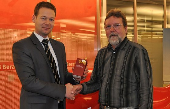 Kundenberater Tino Pförtner (links) überbrachte die freudige Botschaft (Foto: KSK) Kundenberater Tino Pförtner (links) überbrachte die freudige Botschaft (Foto: KSK)