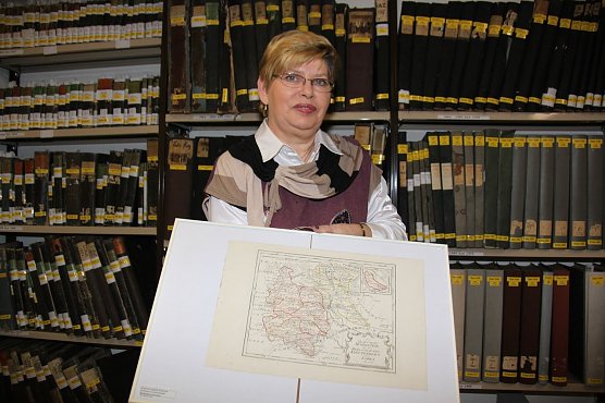 Viola Herzog mit historischer Landkarte 18 Jahrhundert (Foto: J. Piper)