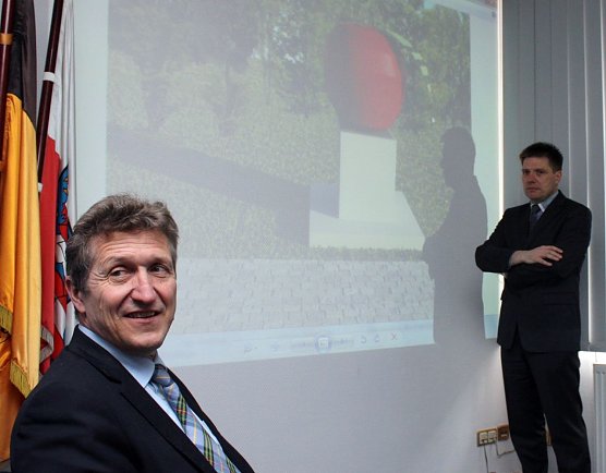 Modell vorgestellt (Foto: P. Grabe) Modell vorgestellt (Foto: P. Grabe)