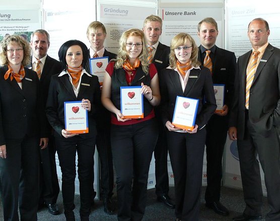 Die Neuen und die "Alten" (Foto: VR Bank) Die Neuen und die "Alten" (Foto: VR Bank)