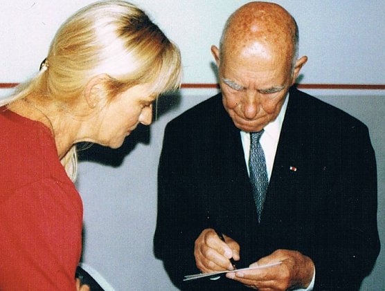 Beim Signieren (Foto: Archiv Kneffel) Beim Signieren (Foto: Archiv Kneffel)