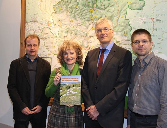 Neue Broschüre übergeben (Foto: J. Piper) Neue Broschüre übergeben (Foto: J. Piper)