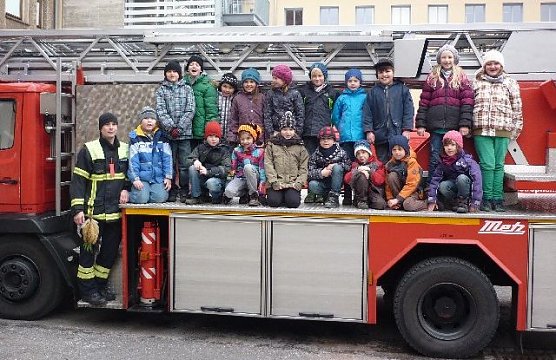 Besuch bei der Feuerwehr (Foto: privat) Besuch bei der Feuerwehr (Foto: privat)