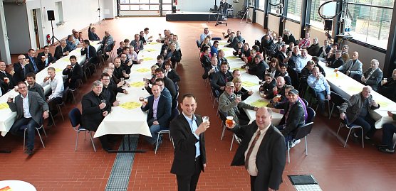 Auf einen gelungenen Bau (Foto: nnz)