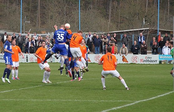 Benjamin Halstenberg beim Kopfball (Foto: Archiv Verkouter)