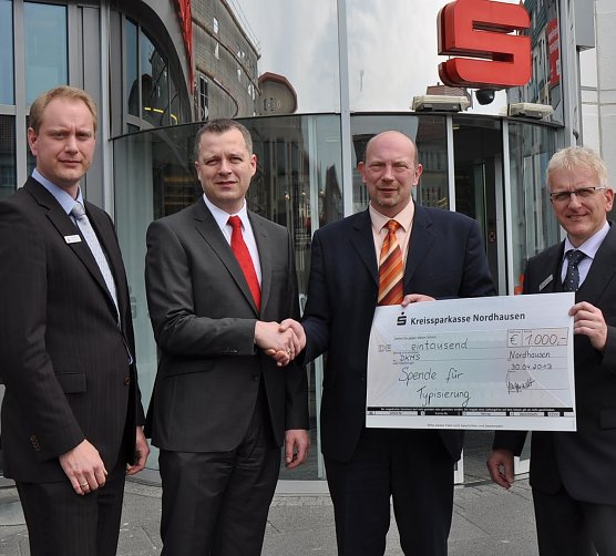 Scheck &uuml;bergeben (Foto: KSK)