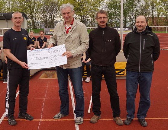 Scheck &uuml;bergeben (Foto: privat)