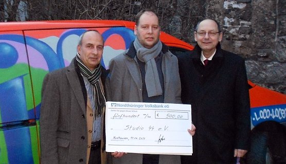 Scheck übergeben (Foto: privat) Scheck übergeben (Foto: privat)