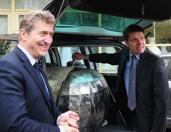 Den Apfel begutachtet (Foto: Stadtverwaltung Nordhausen)