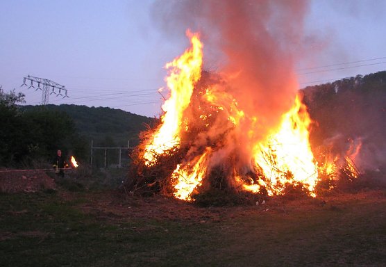 Feuer wird nachgeholt (Foto: M. Randel) Feuer wird nachgeholt (Foto: M. Randel)