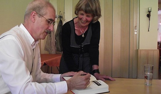 Lochthofen signiert sein Buch (Foto: K. Frank)