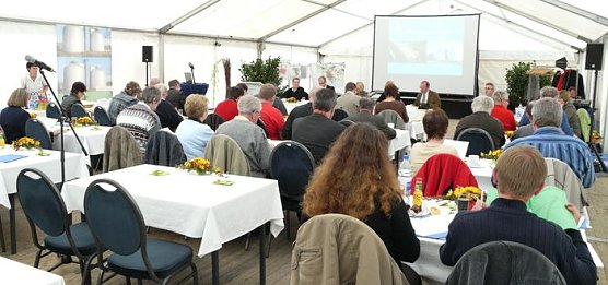 Stadtrat im Festzelt (Foto: nnz)