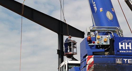 Die Stahlkonstruktion f&uuml;r das erste Hallenschiff (Foto: nnz)