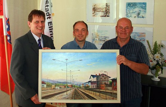 Bild &uuml;bergeben (Foto: R. Wille)