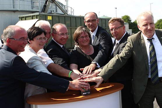 Gemeinsam auf den Knopf gedrückt (Foto: en) Gemeinsam auf den Knopf gedrückt (Foto: en)