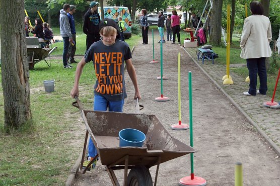 Schubkarren-Rennen (Foto: E. Falley)