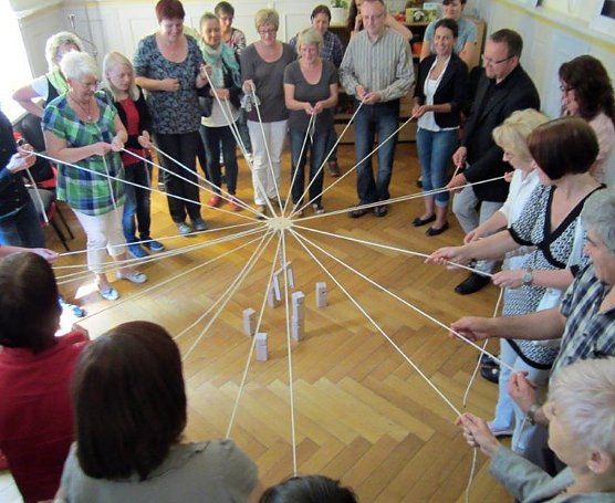 Gemeinsam einen Turm bauen (Foto: S. Spehr)