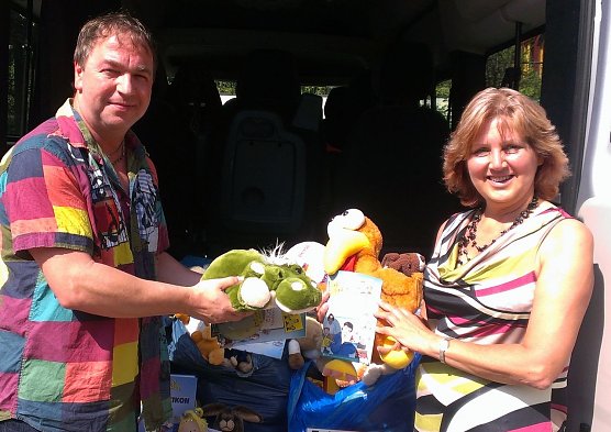 Geschenke übergeben (Foto: J. Piper) Geschenke übergeben (Foto: J. Piper)