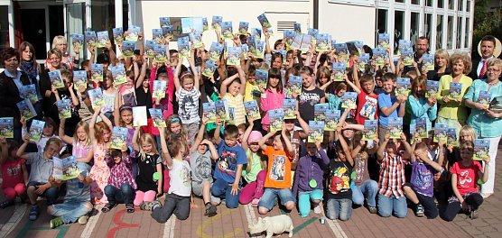 Hausaufgabenhefte verteilt (Foto: J. Piper)