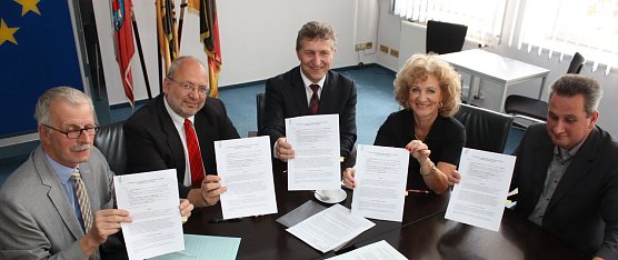 Haben unterschrieben (Foto: P. Grabe|Stadtverwaltung Nordhausen) Haben unterschrieben (Foto: P. Grabe|Stadtverwaltung Nordhausen)