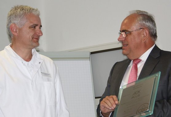 &Uuml;berreicht (Foto: Helios)