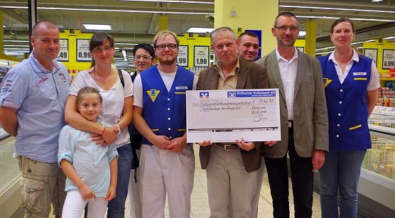 Übergeben (Foto: privat) Übergeben (Foto: privat)