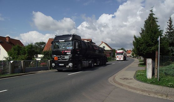 Schwerlastverkehr belastet (Foto: K. Frank)