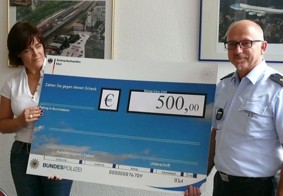 &Uuml;berreicht (Foto: Bundespolizei Erfurt)