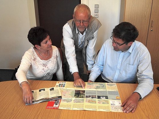 Karten vorgestellt (Foto: Regina Englert) Karten vorgestellt (Foto: Regina Englert)