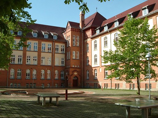 Noch ist der Schulhof leer (Foto: Heike Roeder)