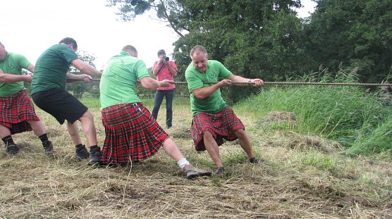 Tauziehen &uuml;ber die Wipper (Foto: M. Randel)