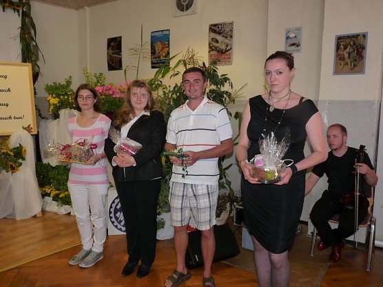 Zeugnisse erhalten (Foto: Karl-Heinz Herrmann)