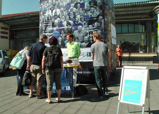 Bundestagskandidaten für mehr Demokratie (Foto: Karl-Heinz Herrmann) Bundestagskandidaten für mehr Demokratie (Foto: Karl-Heinz Herrmann)