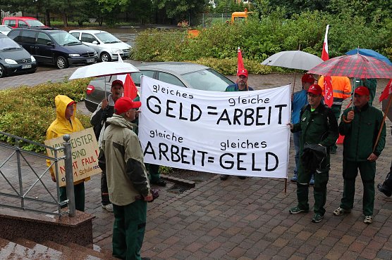 Mitarbeiter der Service-Gesellschaft protestierten (Foto: nnz) Mitarbeiter der Service-Gesellschaft protestierten (Foto: nnz)