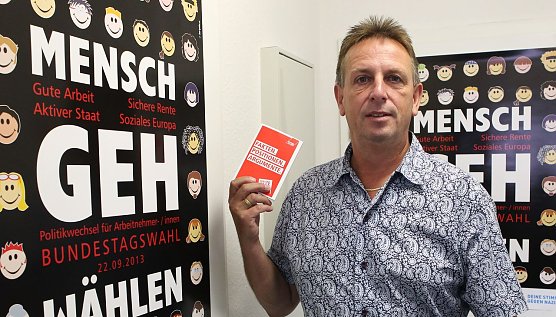 Wieniger vor Plakat des DGB (Foto: nnz) Wieniger vor Plakat des DGB (Foto: nnz)